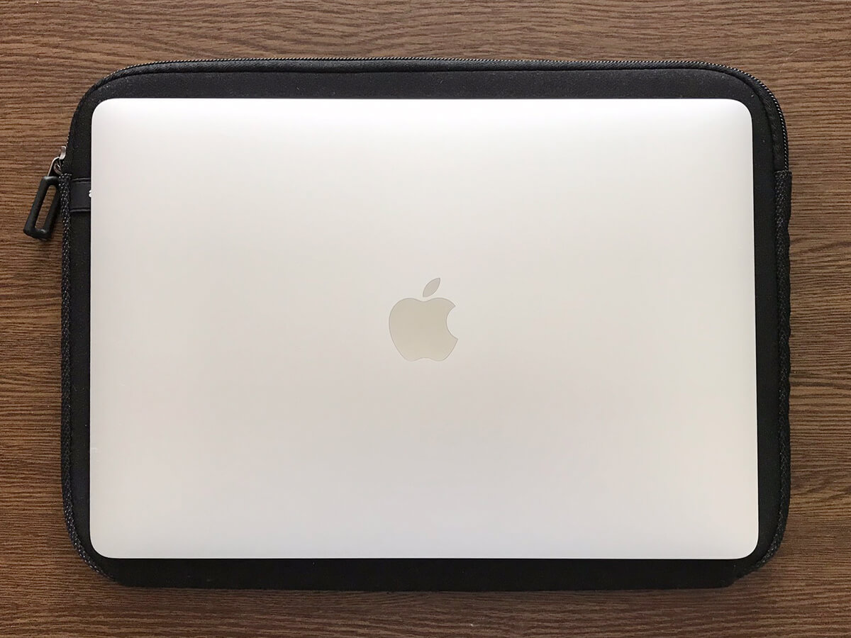 MacBook Air (Retina, 13-inch, 2019)とパソコンケースの大きさを比較